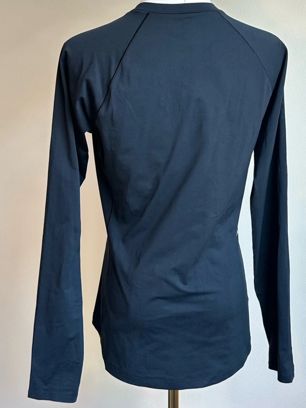 Mountain Hardwear Women's ‘Crater Lake’ Long-Sleeve Shirt in Black | SIZE XS - Picture 4 of 6